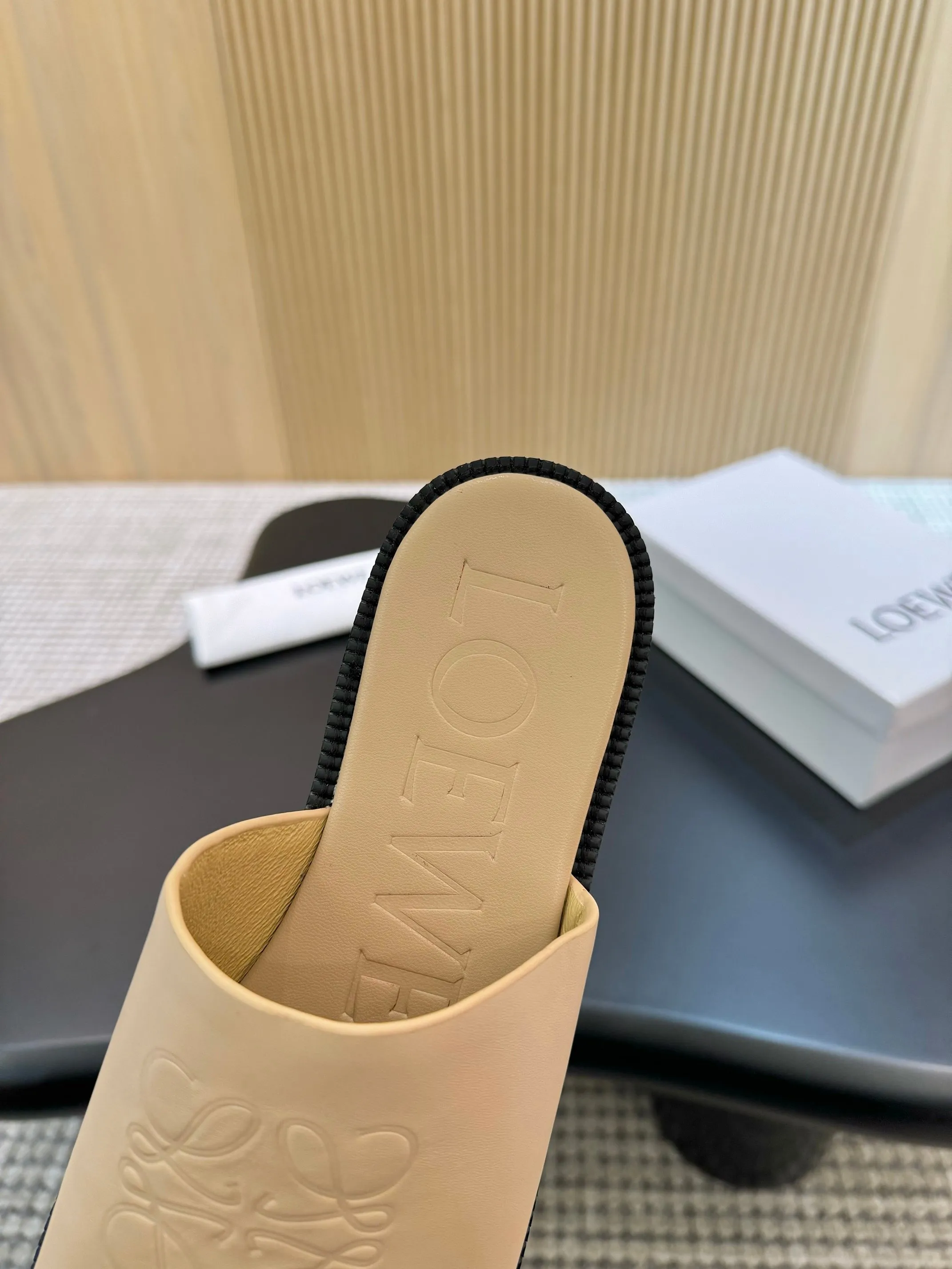 👟👟Ex-factory price 340👟👟 Genuine leather sole +40 LOEWE 25th spring and summer new style, same style for men and women, six colors to choose from. Code number:35-45
